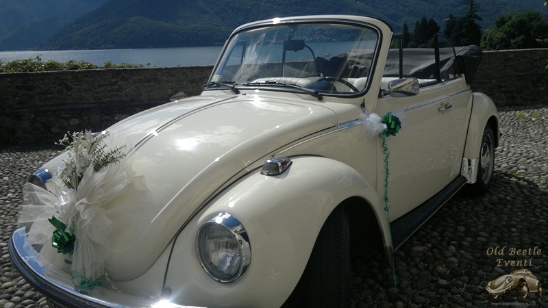 Maggiolone cabriolet bianco addobbato per un matrimonio, sullo sfondo del lago