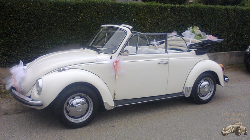Maggiolone cabriolet bianco con capote abbassata e addobbi nuziali